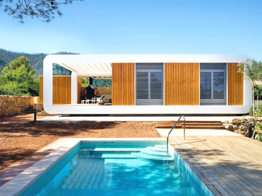 The Ecological House 3.0, a smart bioclimatic prefab home that can be controlled from a smartphone to achieve maximum energy efficiency.